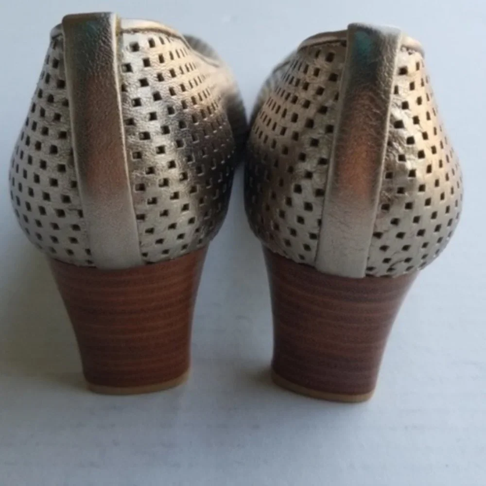 {Stuart Weitzman} Gold Perforated Round Toe Heels